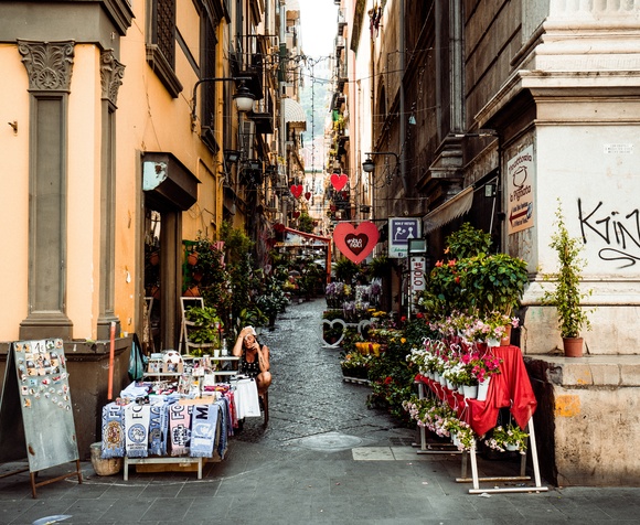 Walking tour through the decumani of Naples