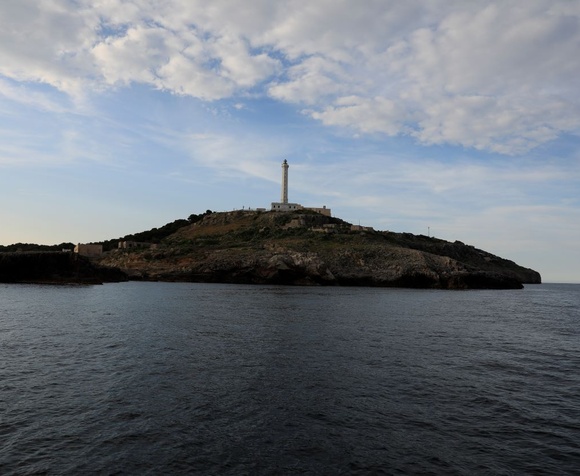 Escursione in barca lungo le coste del Salento con aperitivo