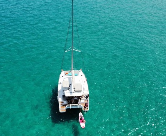 Tour in Catamarano a Polignano a Mare con Aperitivo