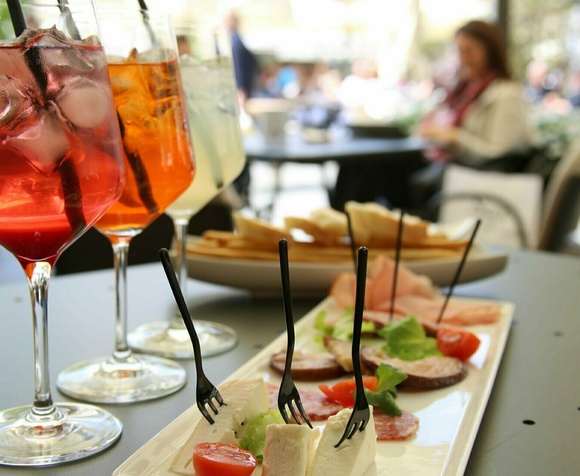 Aperitivo nel centro di Alba