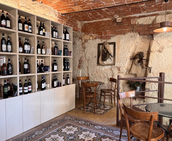 Enoteca Degli Infernot: wines and local products